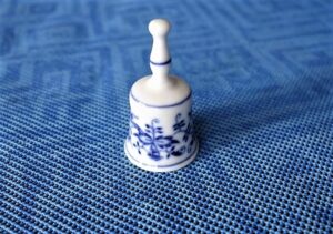 Cibulák – Miniatúra – zvonček – originál cibuľový porcelán 1. akosť