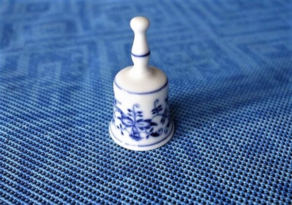 Cibulák – Miniatúra – zvonček – originál cibuľový porcelán 1. akosť