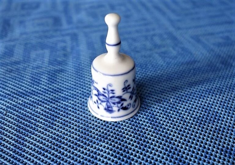 Cibulák – Miniatúra – zvonček – originál cibuľový porcelán 1. akosť