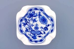 Cibulák – Popolník 4-hranný 12,5 cm – originál cibuľový porcelán 1. akosť